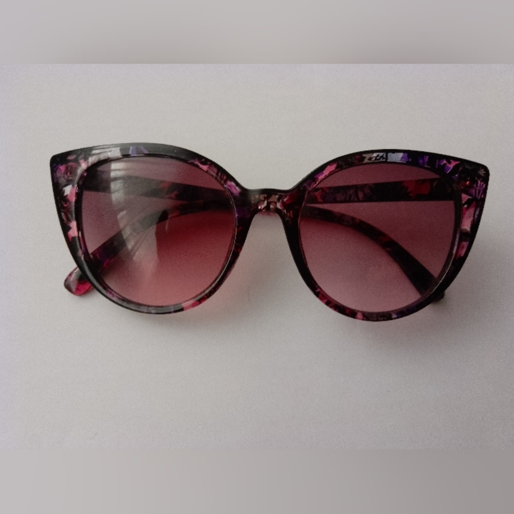 Cateyes  shape Sunglasses like new